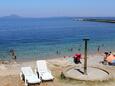 Der Strand Rovenska im Ort Veli Lošinj, Lošinj.