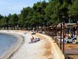 Der Strand Karpinjan im Ort Novigrad, Novigrad.