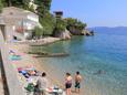 Der Strand  im Ort Mimice, Omiš.