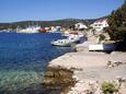 Der Strand  im Ort Vinišće, Trogir.