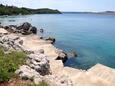 La plage  en ville Omišalj, Krk.