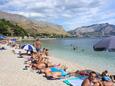 Der Strand  im Ort Duće, Omiš.