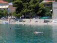 La plage  en ville Podgora, Makarska.