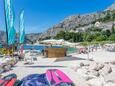 Der Strand Slavinj im Ort Omiš, Omiš.