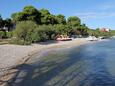 La plage Banj en ville Supetar, Brač.