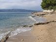 La plage Plaža čempresa en ville Bol, Brač.