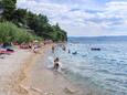 La plage  en ville Nemira, Omiš.