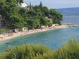 La plage  en ville Nemira, Omiš.