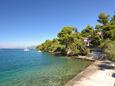 La plage Uvala Splitska en ville Splitska, Brač.