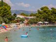 Der Strand Resnik im Ort Kaštel Štafilić, Kaštela.