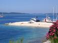 Der Strand Luka im Ort Brodarica, Šibenik.