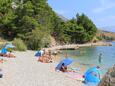 Der Strand  im Ort Lokva Rogoznica, Omiš.