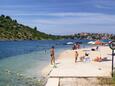 Der Strand Stupin im Ort Stupin Čeline, Rogoznica.