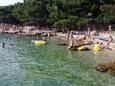 Der Strand Zamalin im Ort Tribunj, Vodice.