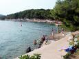 Der Strand Zamalin im Ort Tribunj, Vodice.