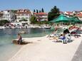 Trogir, les plages en autour - la côte Trogir.