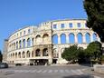 Pula dans la côte Pula (Istrie)