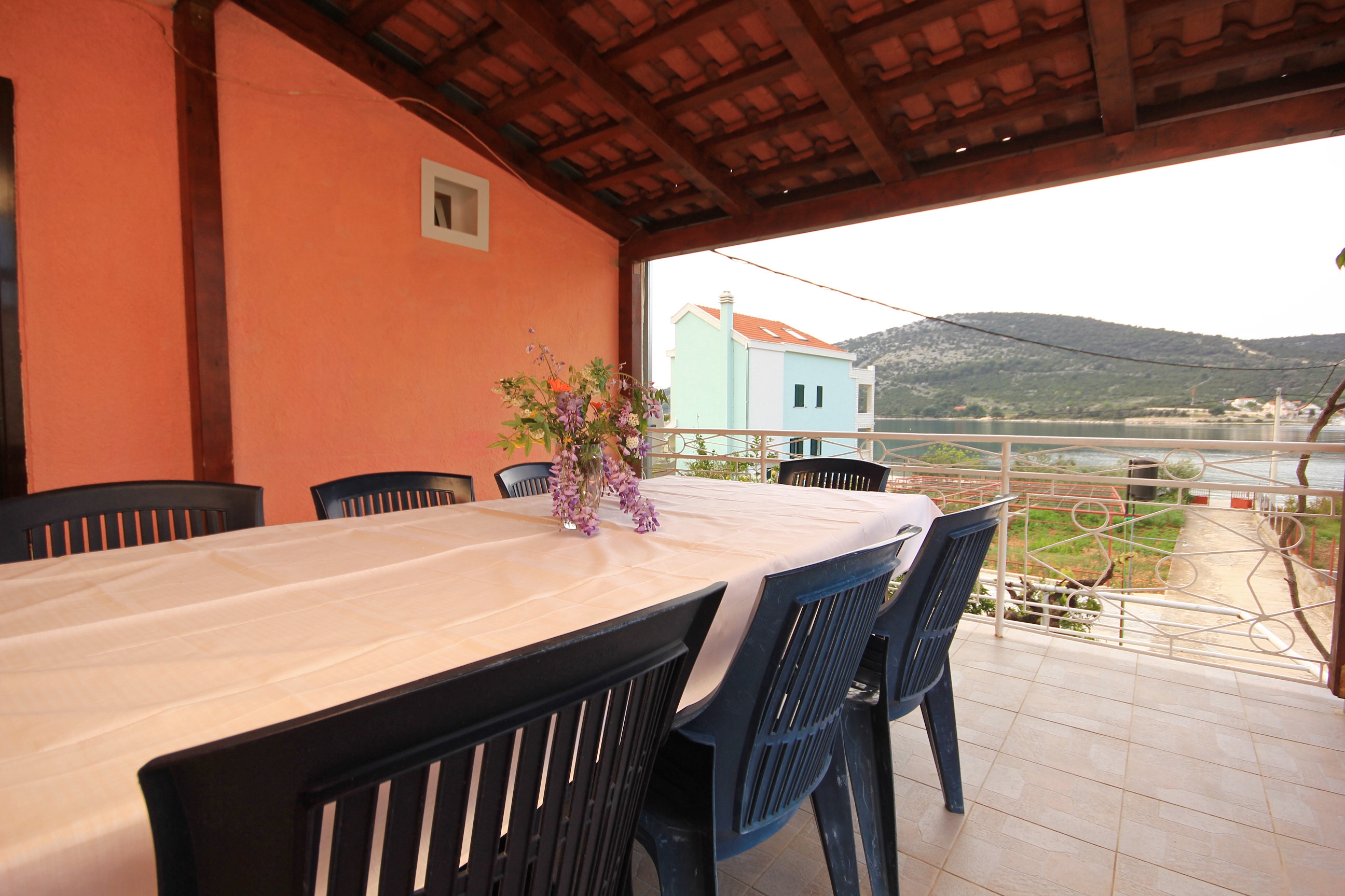 Four bedroom apartment near beach Vinišće, Trogir  A-a