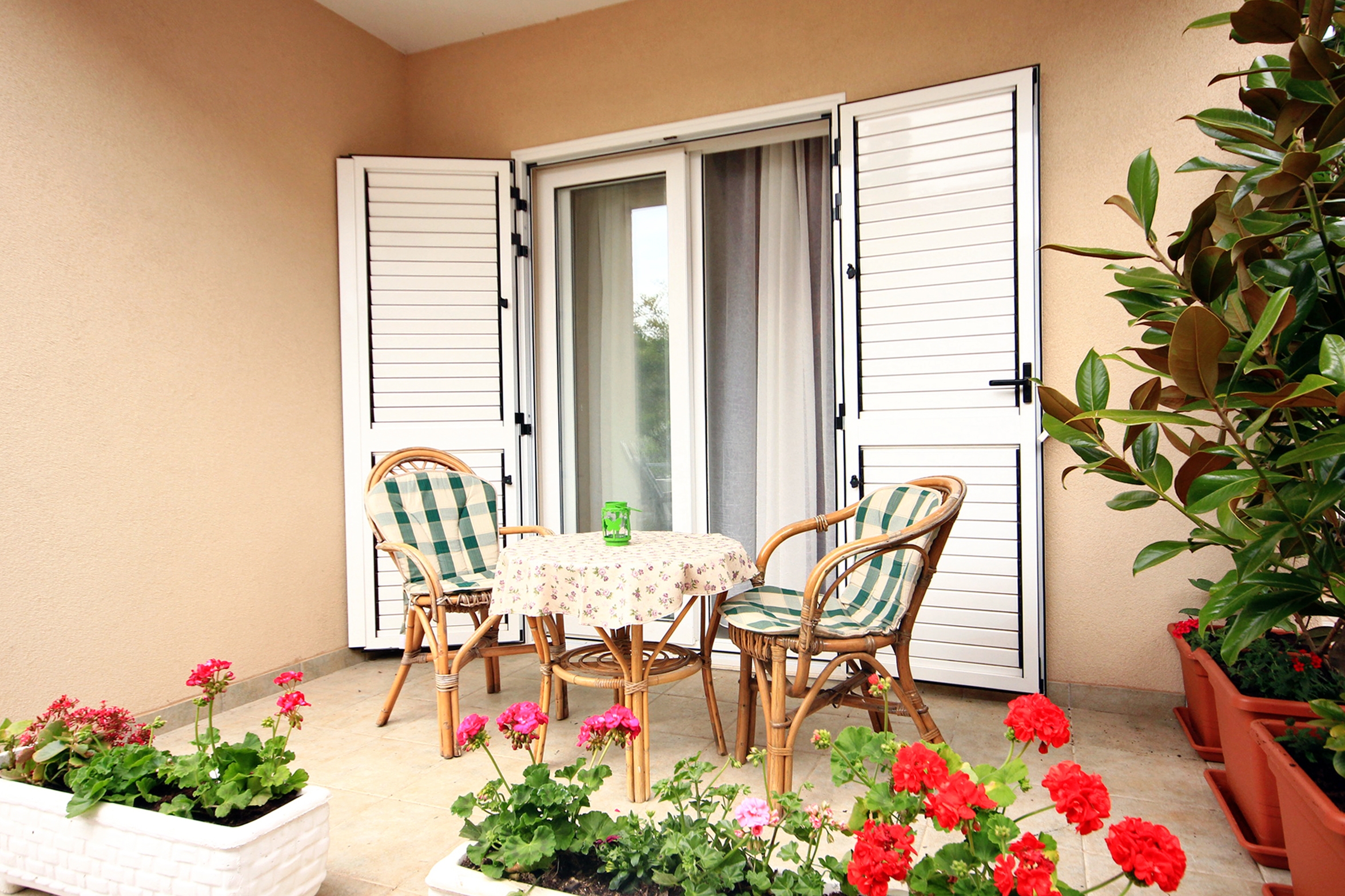 Two bedroom apartment with terrace Vinišće, Trogir (A-10008-b)