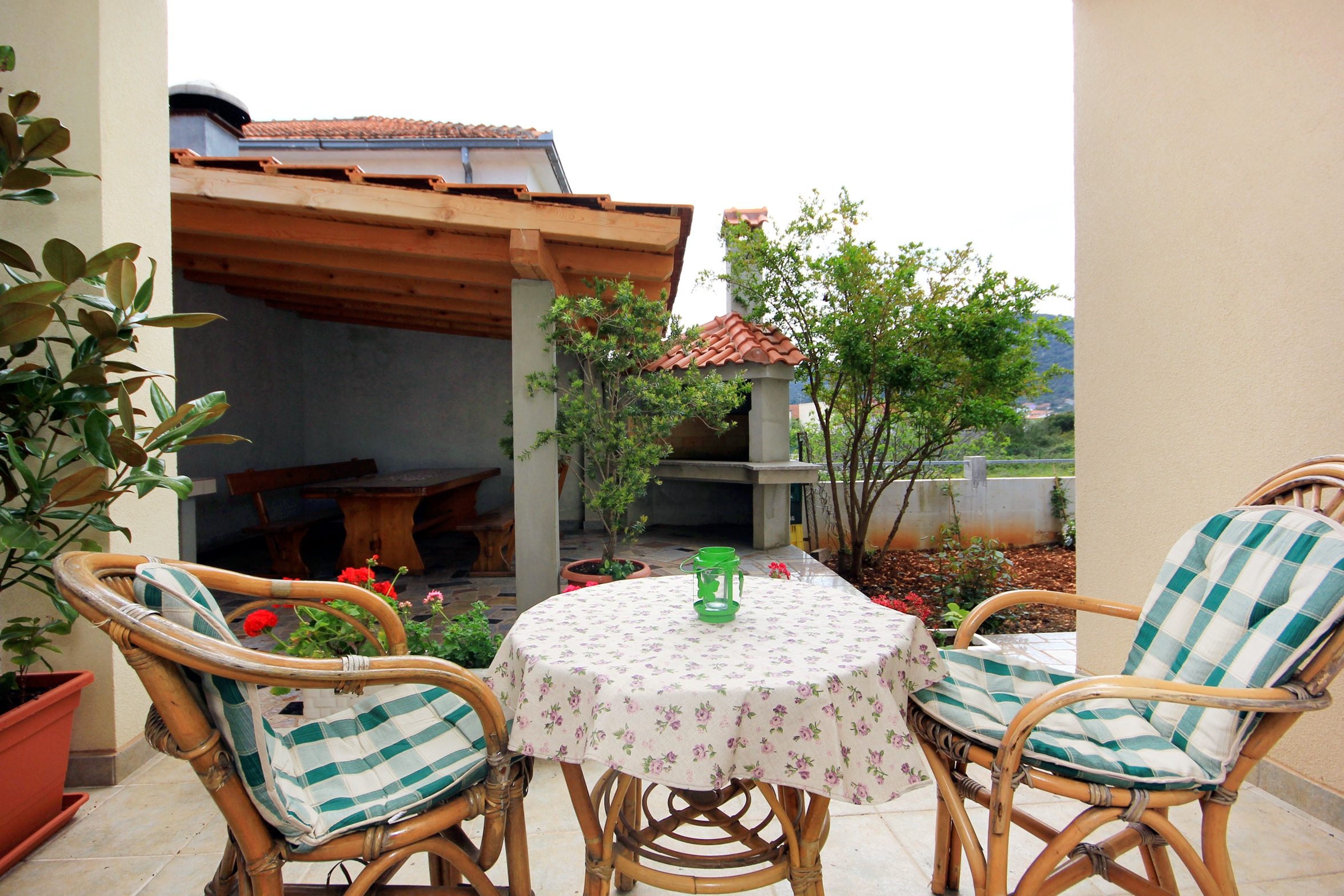 Two bedroom apartment with terrace Vinišće, Trogir  A-b