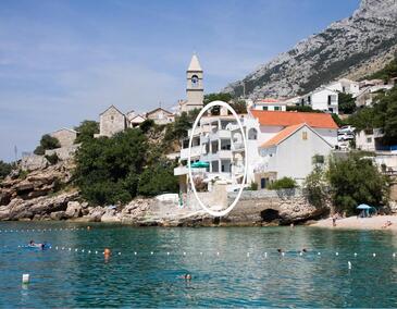 Pisak, Omiš, Szálláshely 1001 - Apartmanok a tenger közelében kavicsos stranddal.