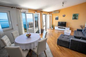 Apartmani uz more Mali Rat, Omiš - 10014