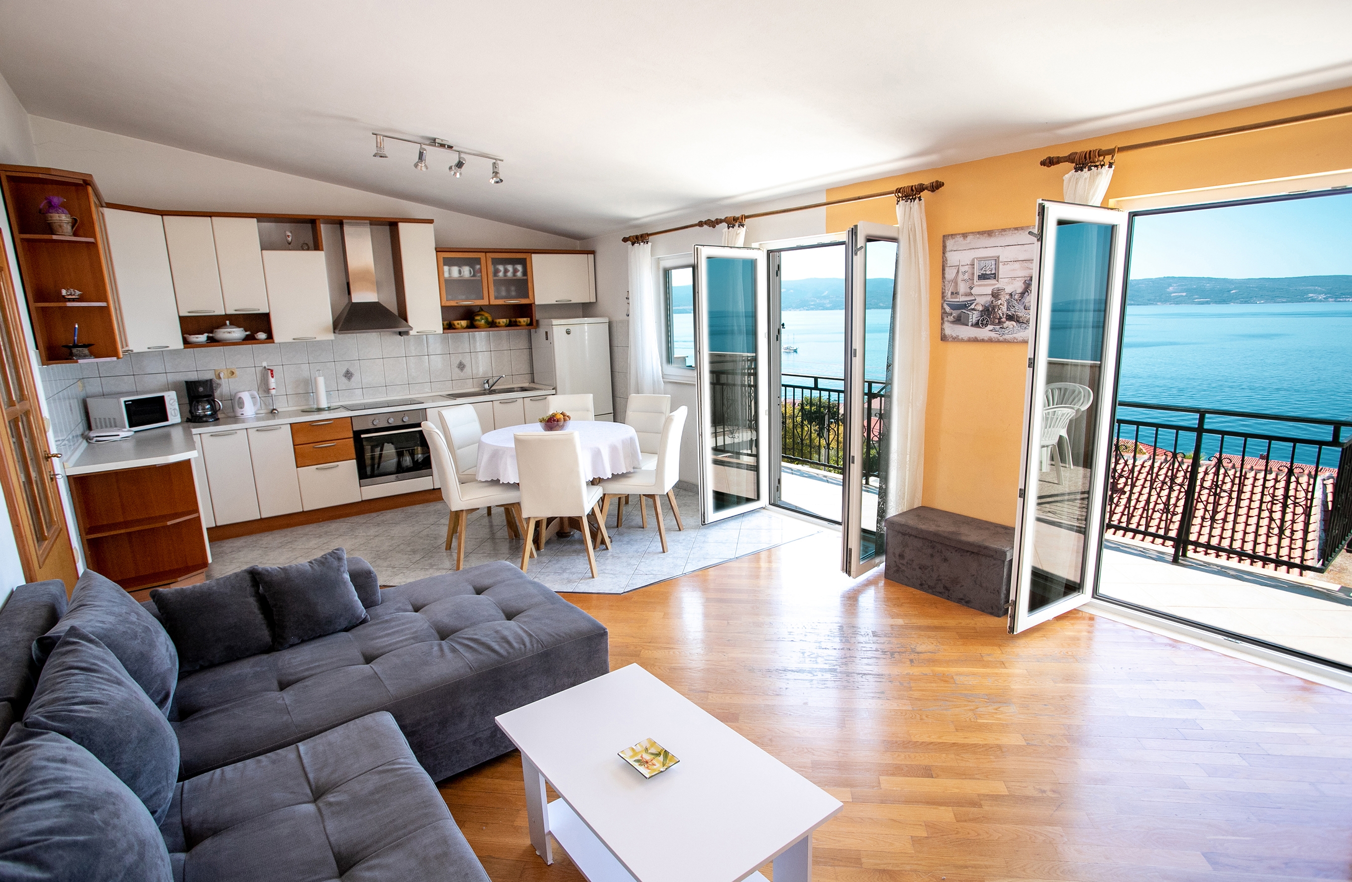 Three bedroom apartment with terrace and sea view Mali Rat, Omiš (A-10014-d) Three bedroom apartment with terrace and sea view Mali Rat, Omiš (A-10014-d)