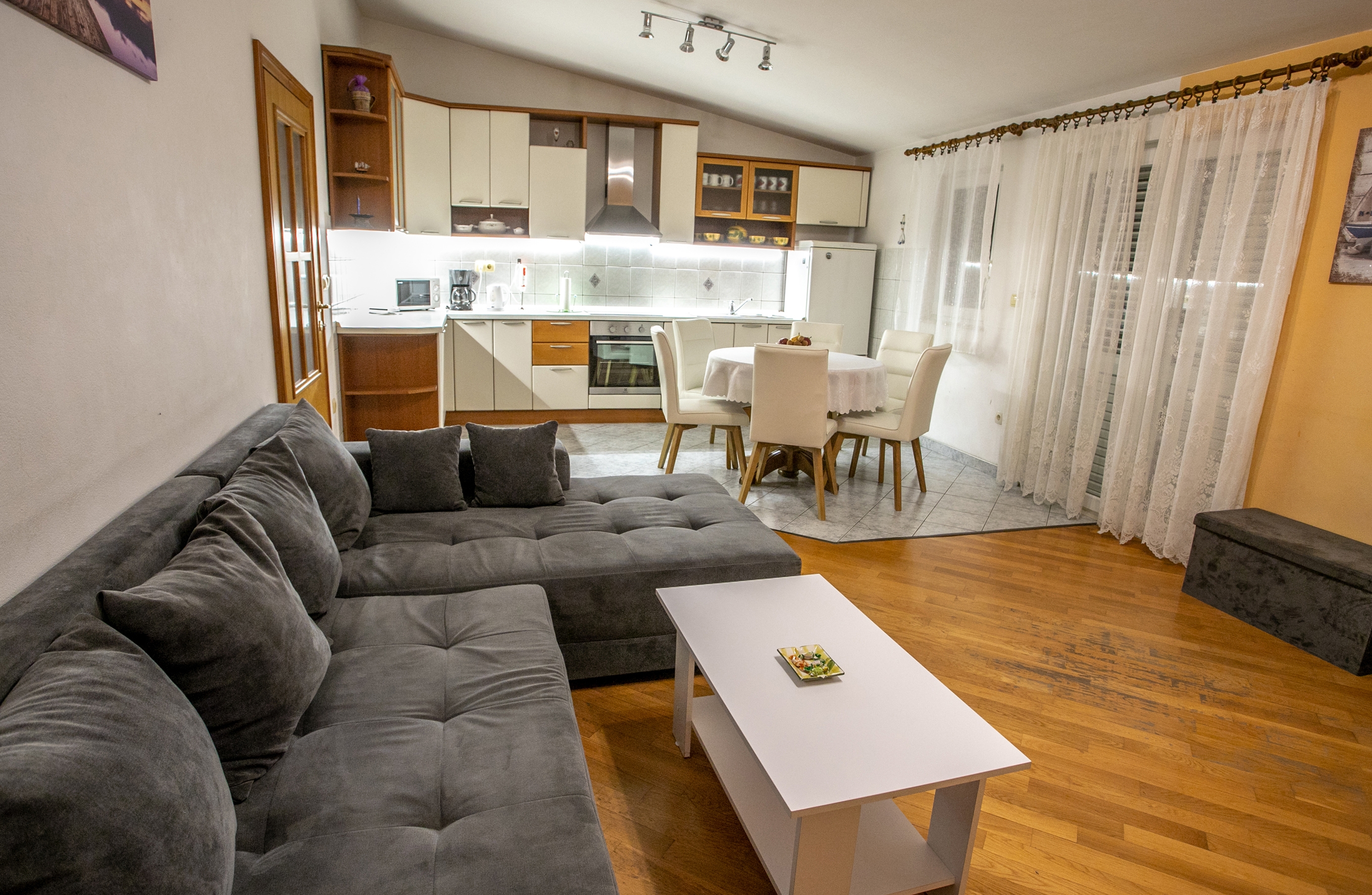 Three bedroom apartment with terrace and sea view Mali Rat, Omiš (A-10014-d) Three bedroom apartment with terrace and sea view Mali Rat, Omiš (A-10014-d)