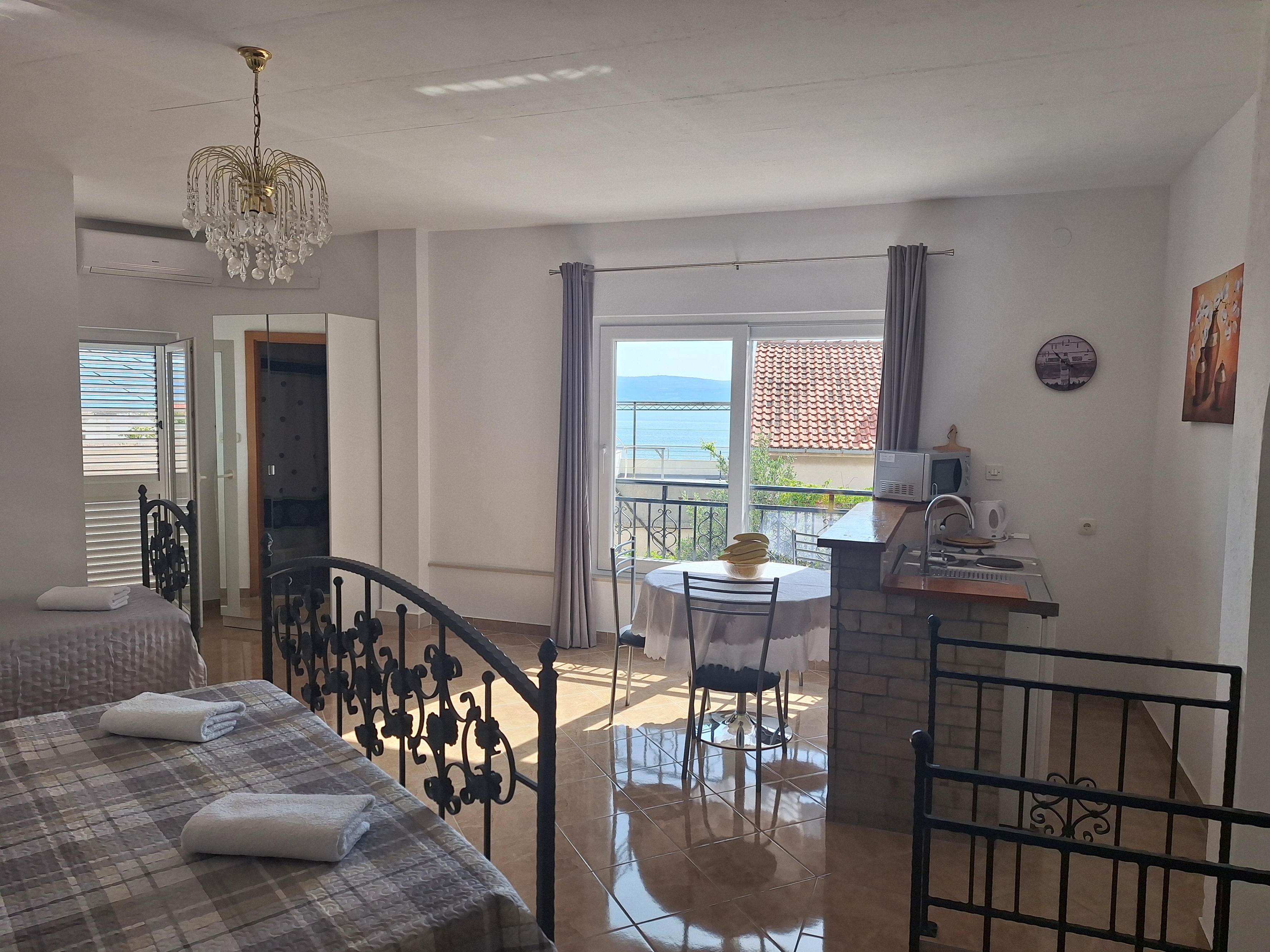 Studio flat with terrace and sea view Mali Rat, Omiš (AS-10014-a)