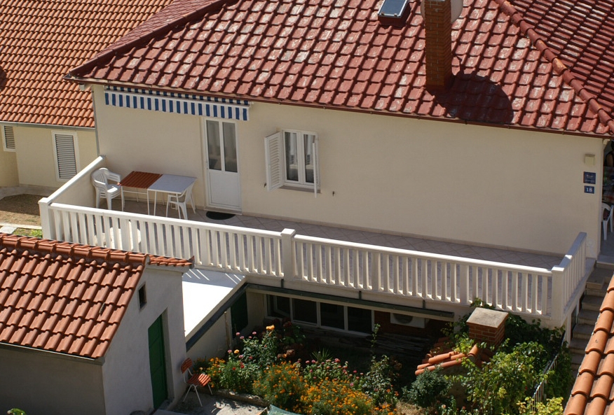 One bedroom apartment with terrace and sea view Pisak, Omiš  A-b