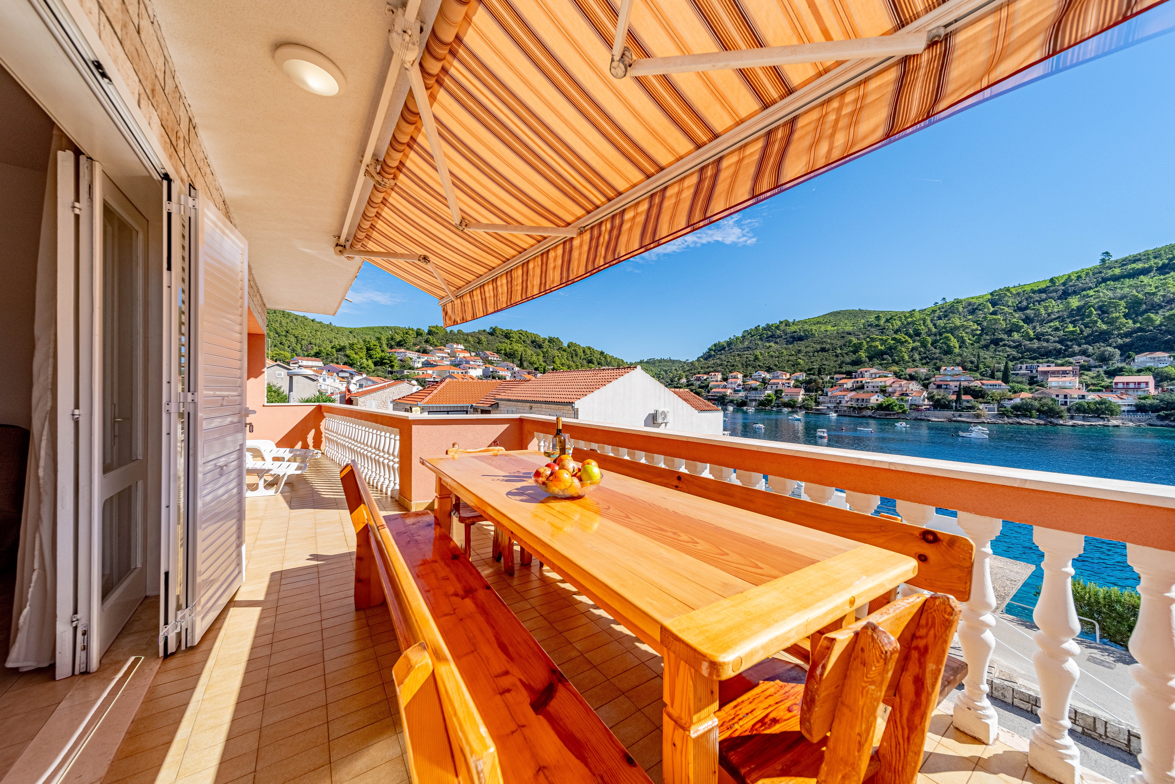 Four bedroom apartment with terrace and sea view Brna, Korčula  A-a