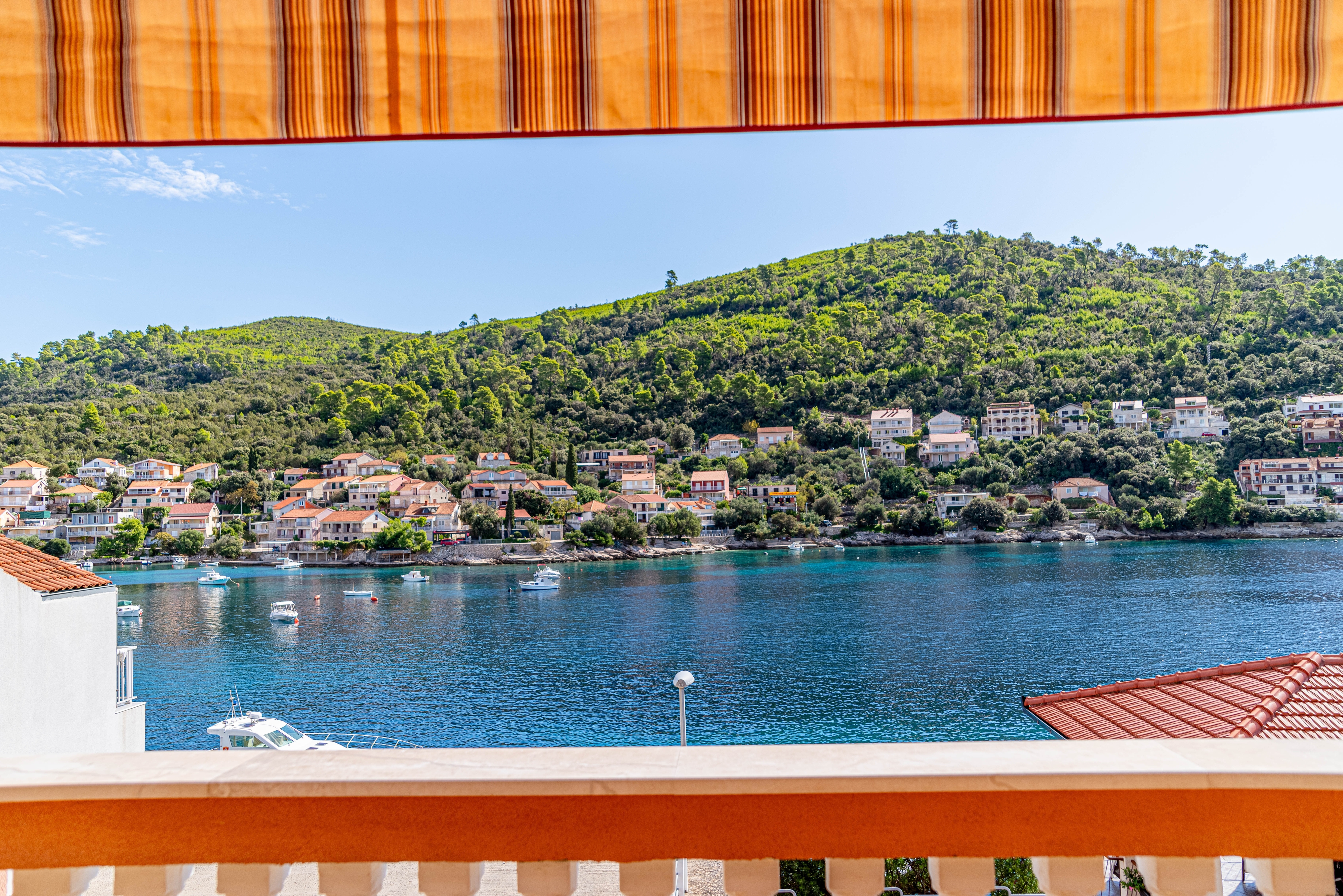 Four bedroom apartment with terrace and sea view Brna, Korčula  A-a