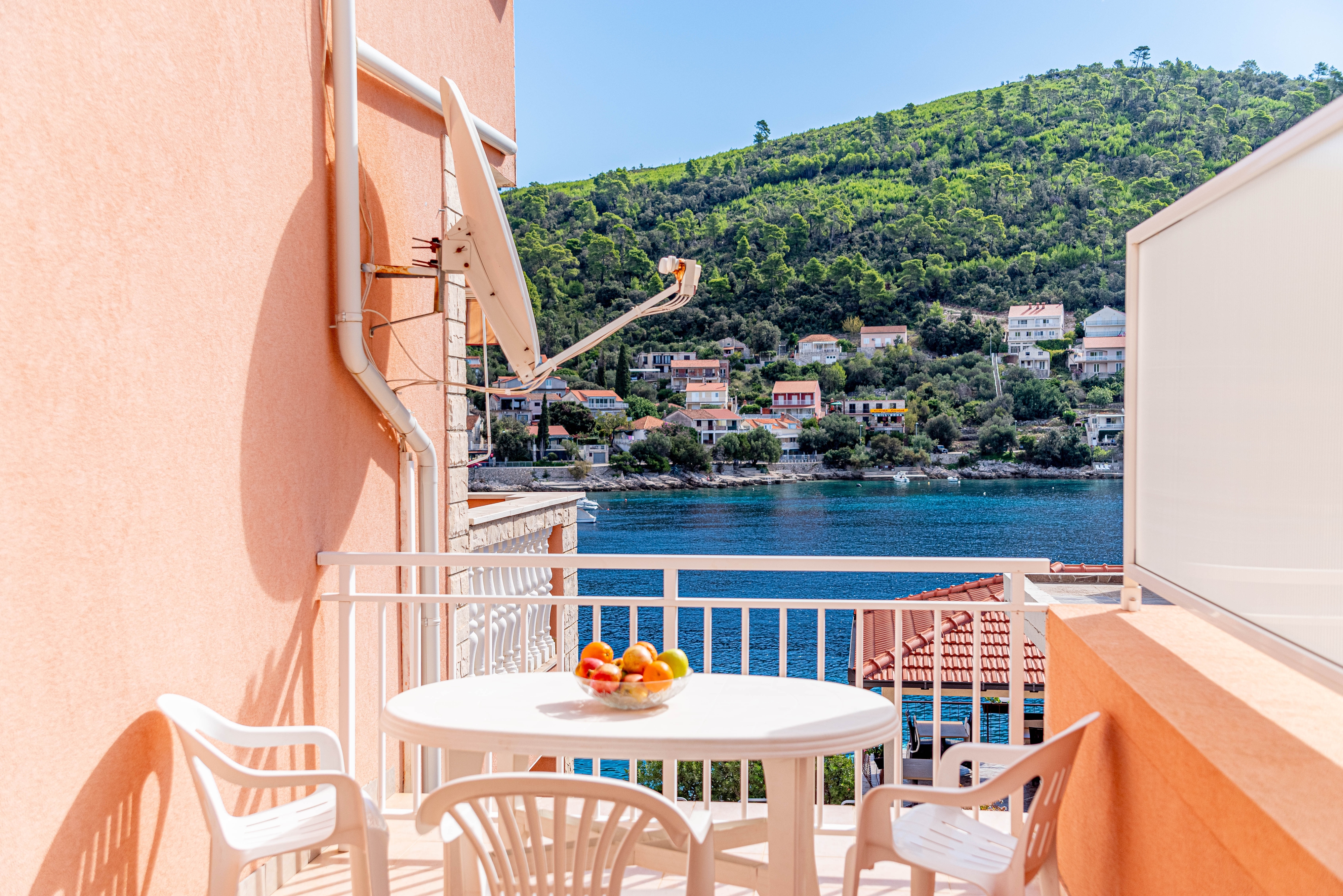 Four bedroom apartment with terrace and sea view Brna, Korčula  A-a