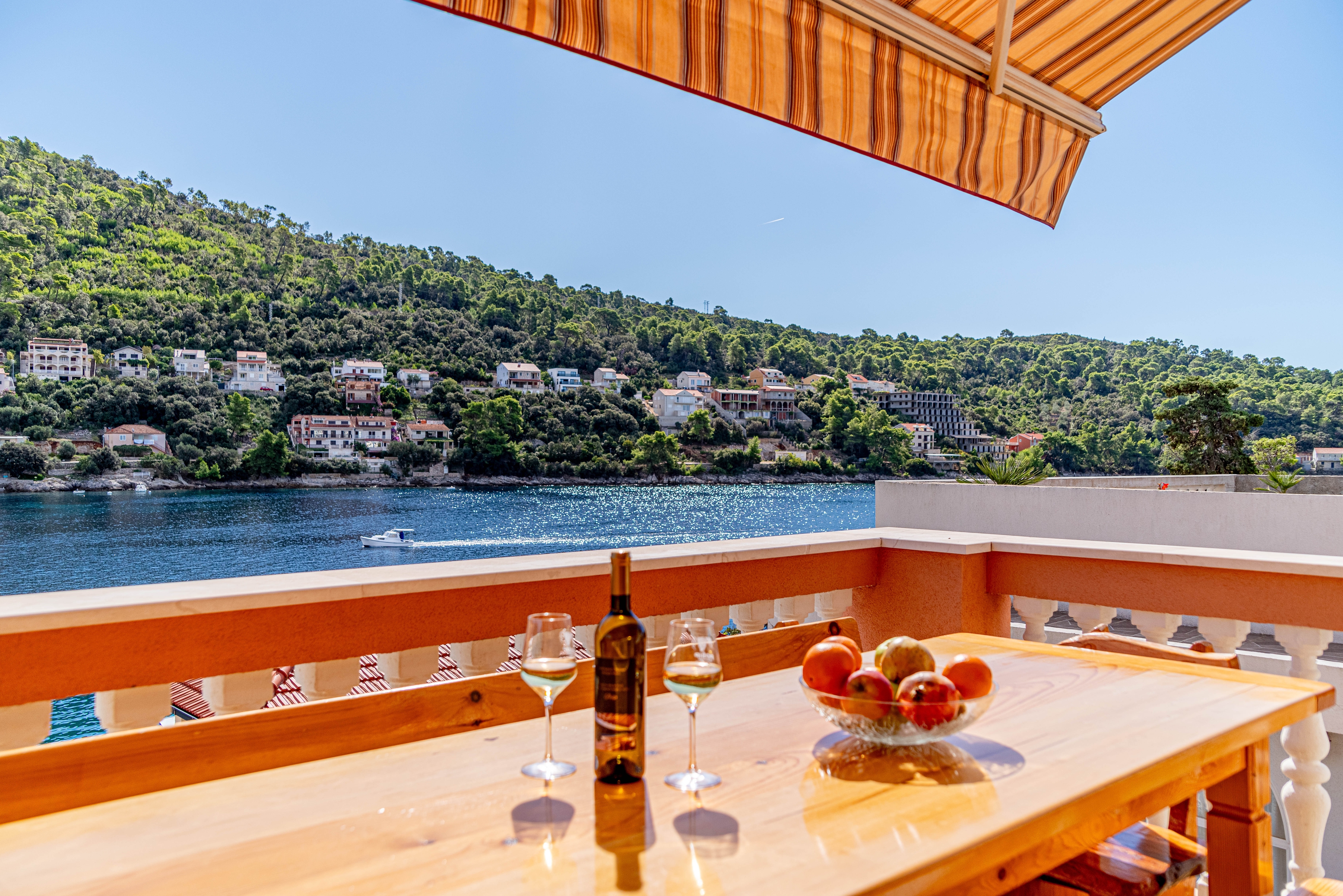 Four bedroom apartment with terrace and sea view Brna, Korčula  A-a