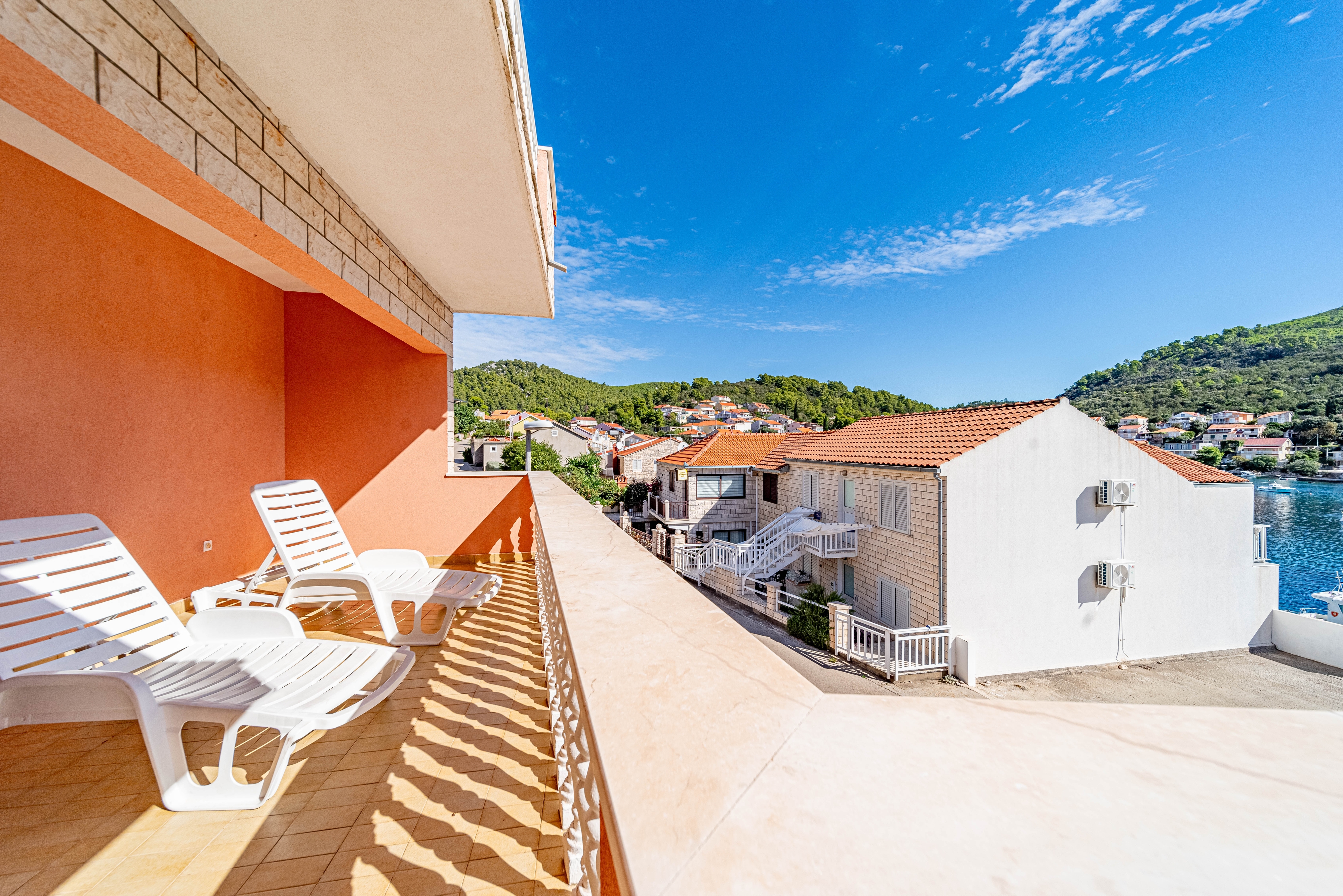 Four bedroom apartment with terrace and sea view Brna, Korčula  A-a