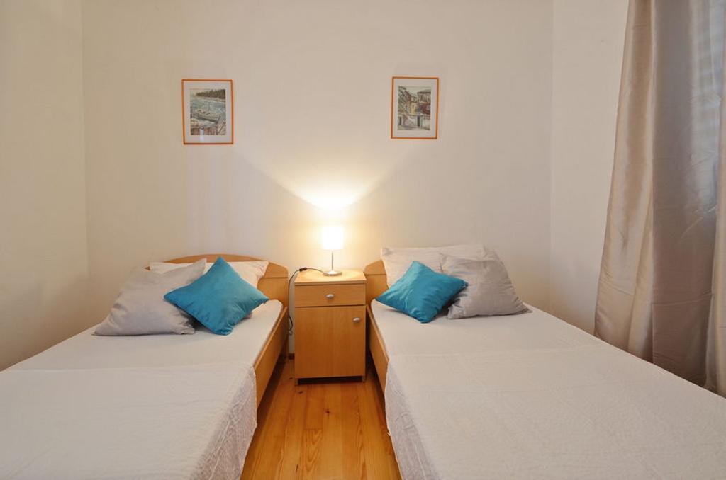 Two bedroom apartment near beach Prižba, Korčula  A-b