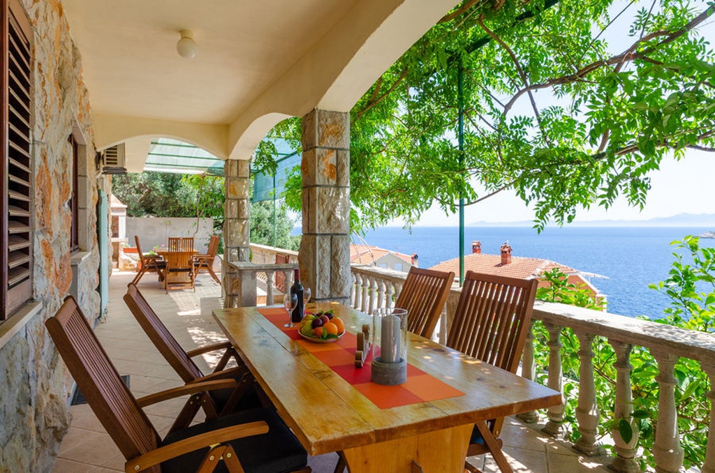 Two bedroom apartment near beach Prižba, Korčula  A-c