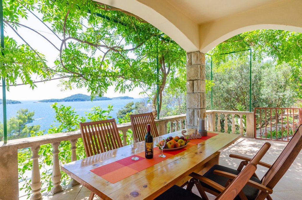 Two bedroom apartment near beach Prižba, Korčula  A-c