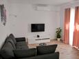 Brna, Sala de estar in the apartment, air condition available y WiFi.