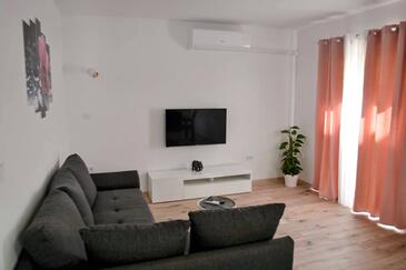 Brna, Sala de estar in the apartment, air condition available y WiFi.