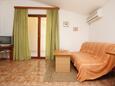 Orebić, Woonkamer in the apartment, air condition available, (pet friendly) en WiFi.