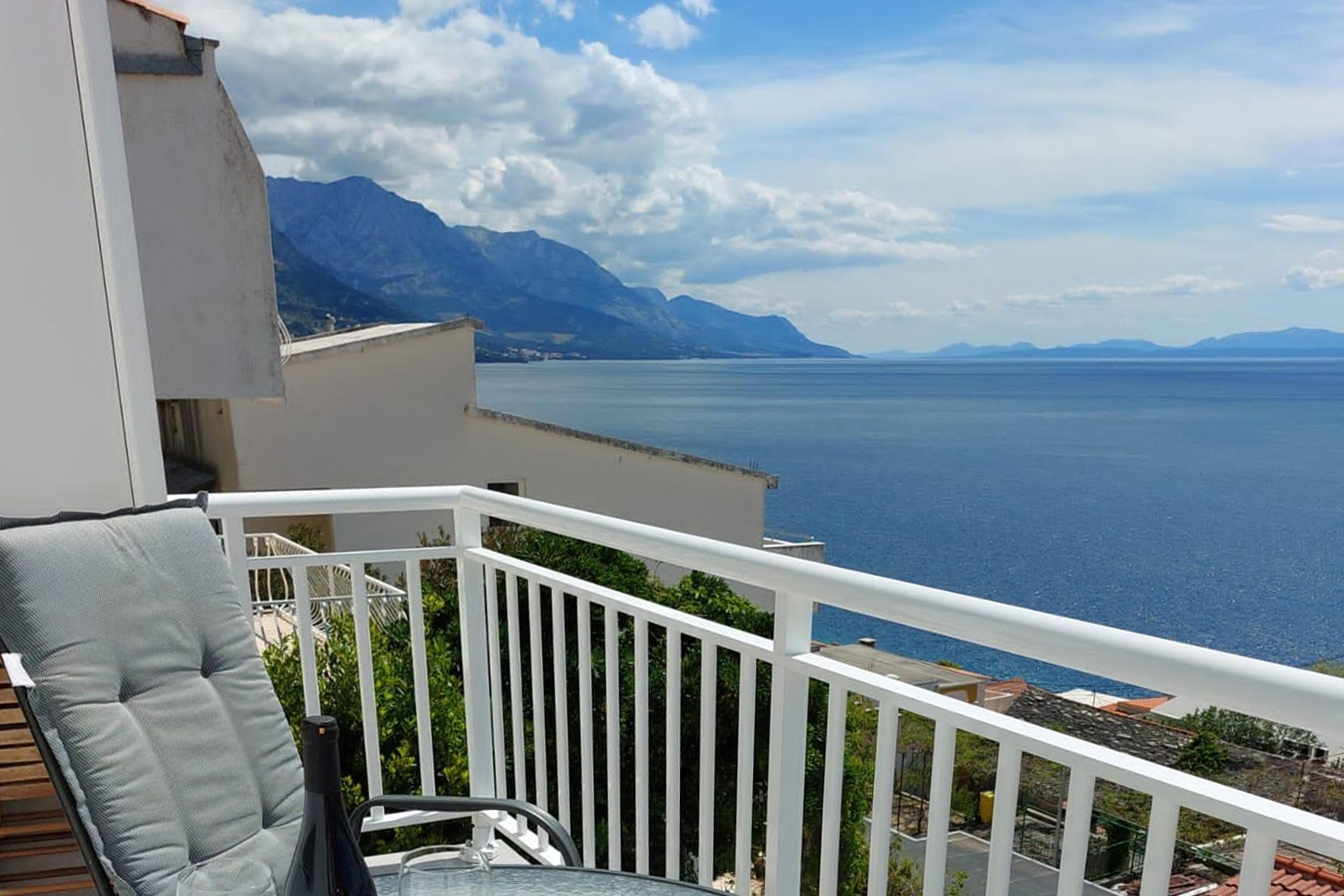 Two bedroom apartment with balcony and sea view Pisak, Omiš (A-1009-b)