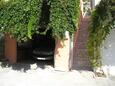 Parking lot Pisak, Omiš, Parking lot 1009 - Apartments with pebble beach.