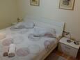 Orebić, Bedroom 1 in the apartment, air condition available, (pet friendly) and WiFi.