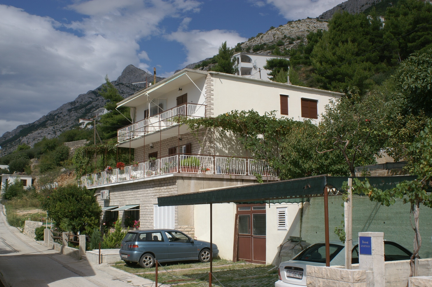 Three bedroom apartment with terrace and sea view Pisak, Omiš (A-1010-a)