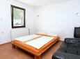 Drače, Dormitorio in the studio-apartment, air condition available, (pet friendly) y WiFi.