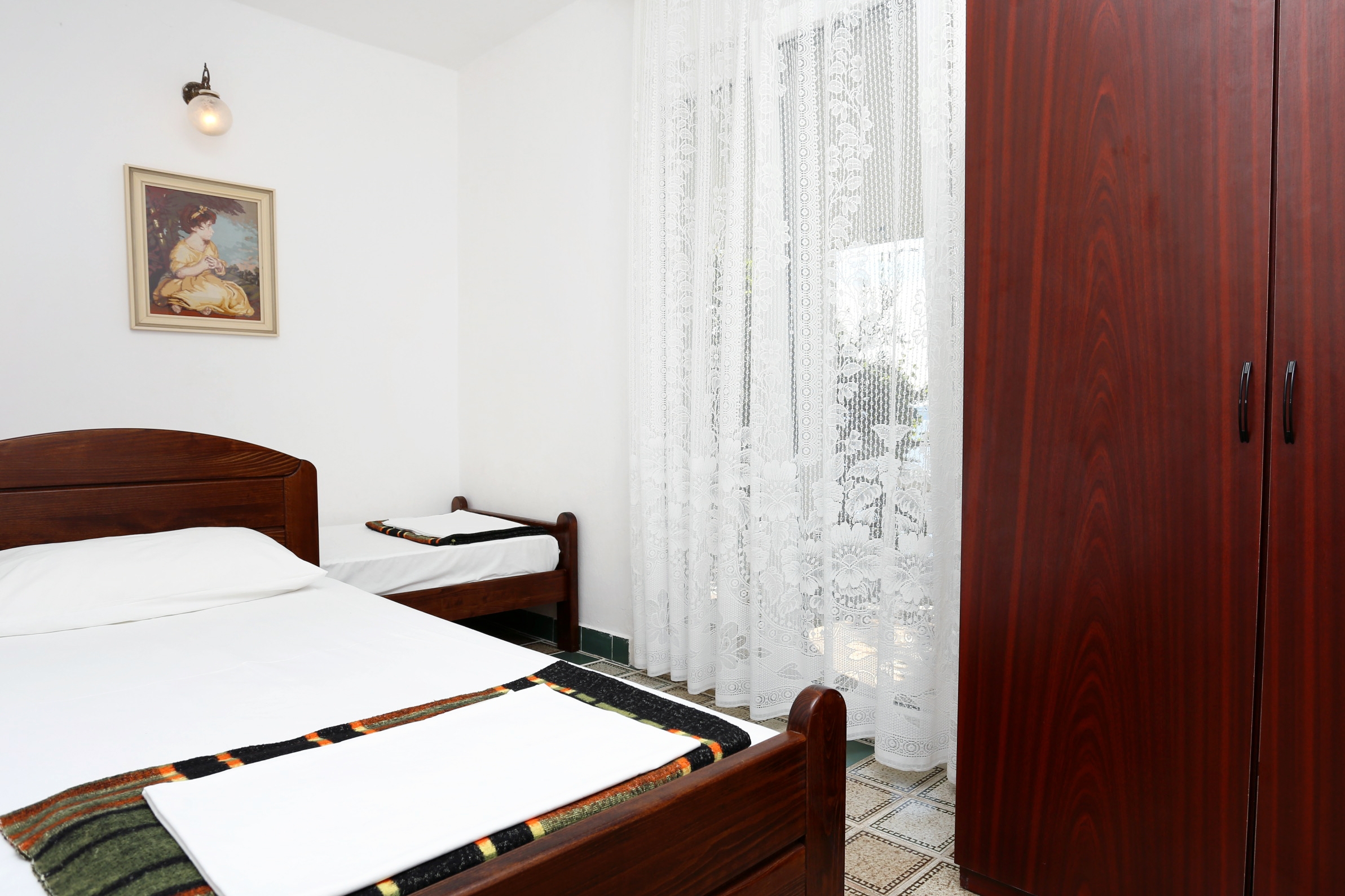 Three bedroom apartment near beach Pisak, Omiš  A-a