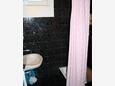 Koupelna Pisak, Koupelna v ubytování typu studio-apartment, domácí mazlíčci povoleni a WiFi.