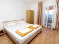 Bedroom Pisak, Bedroom in the studio-apartment, (pet friendly) and WiFi.