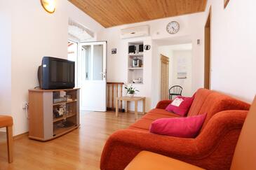 Kučište - Perna, Sala de estar in the apartment, air condition available, (pet friendly) y WiFi.